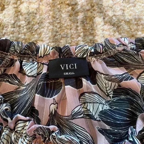 VICI VISCOSE FLORAL SPARKLE LONG SLEEVE TOP TYCHE - Picture 3 of 10